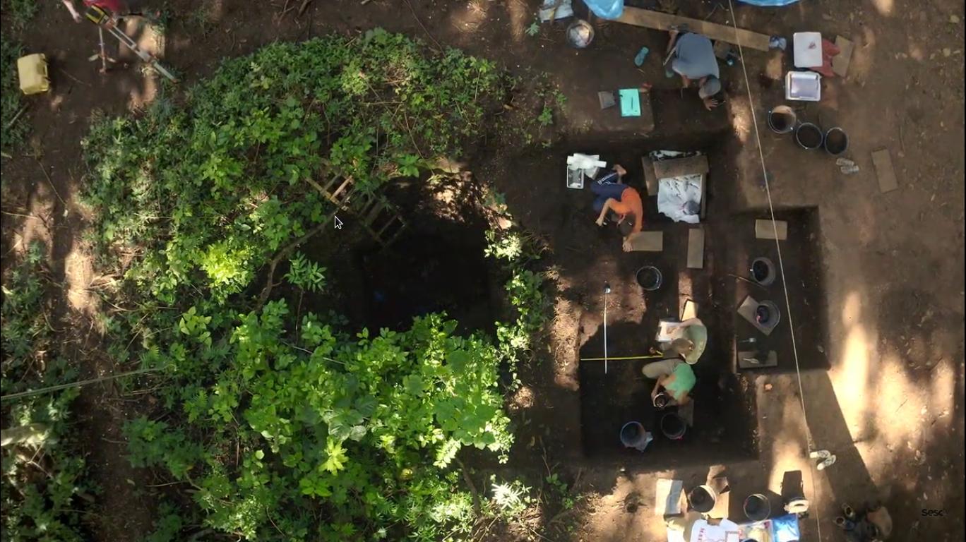 Vista aérea de uma escavação arqueológica na Amazônia