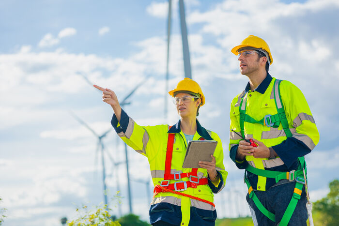 to ingeniører som planlegger bygg av havvind