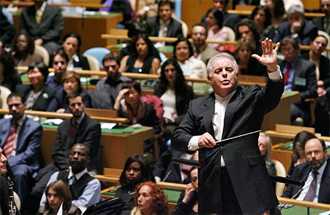 Maestro Daniel Barenboim conducts the West-Eastern Divan Orchestra in a concert honouring Secretary-General Kofi Annan at United Nations Headquarters in New York in 2006. UN Photo/Mark Garten