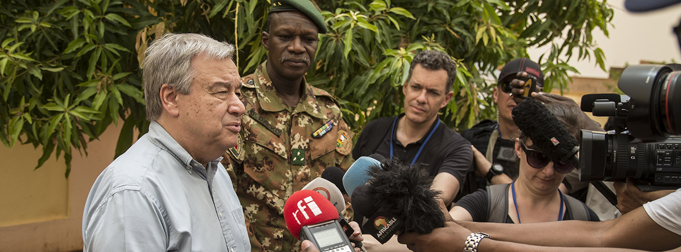 Le Secrétaire général António Guterres s'entretenant avec des journalistes au Mali 