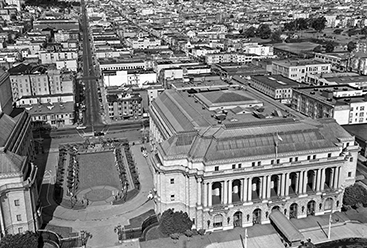 Una vista panorámica de San Francisco, California en 1945 con la Bahía de San Francisco al fondo