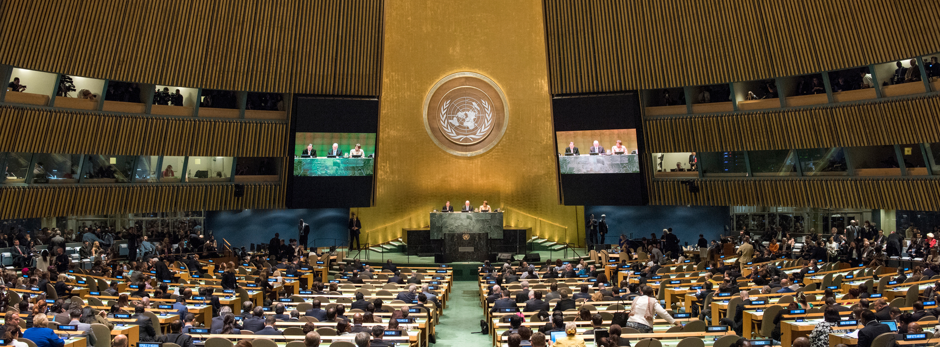 La salle de l'Assemblée générale lors d'un événement en 2016 pour marquer le premier anniversaire de l'adoption de l'Agenda 2030 et des objectifs de développement durable.