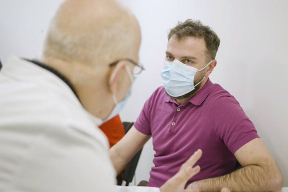 Un docteur parlant à un médecin