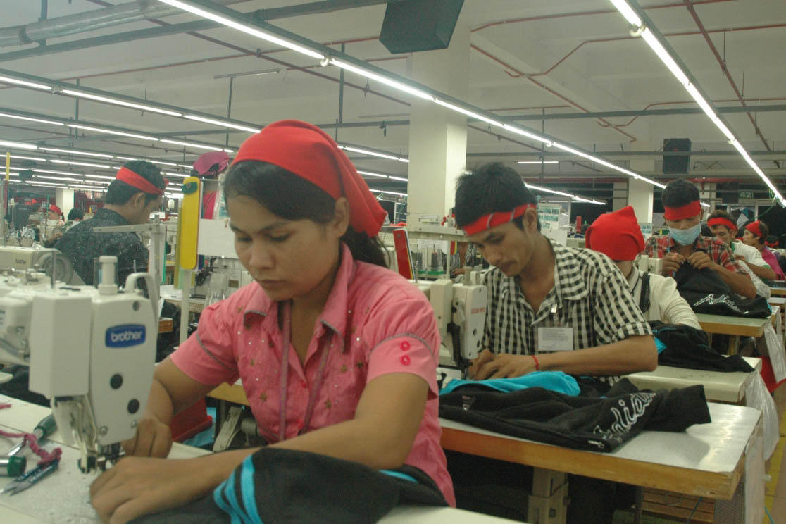 Des ouvriers dans une usine au Cambodge