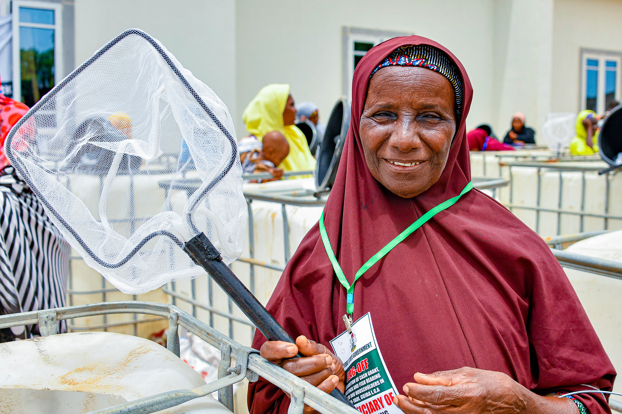 Une femme nigérianne avec un filet à papillons