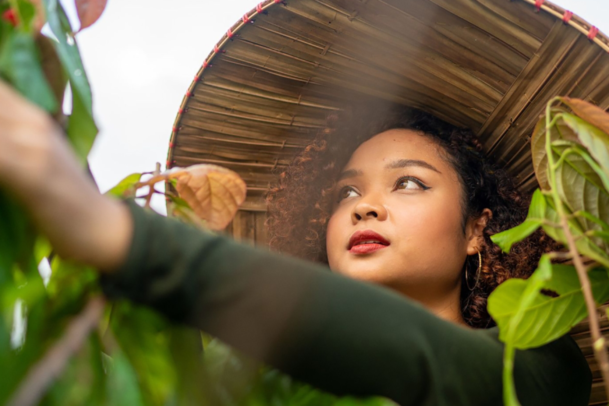 Une femme au milieu de la végétation