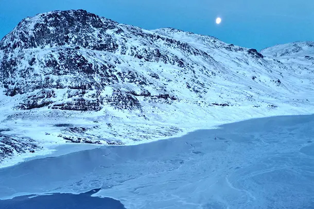 Un paysage enneigé dans l'Arctique