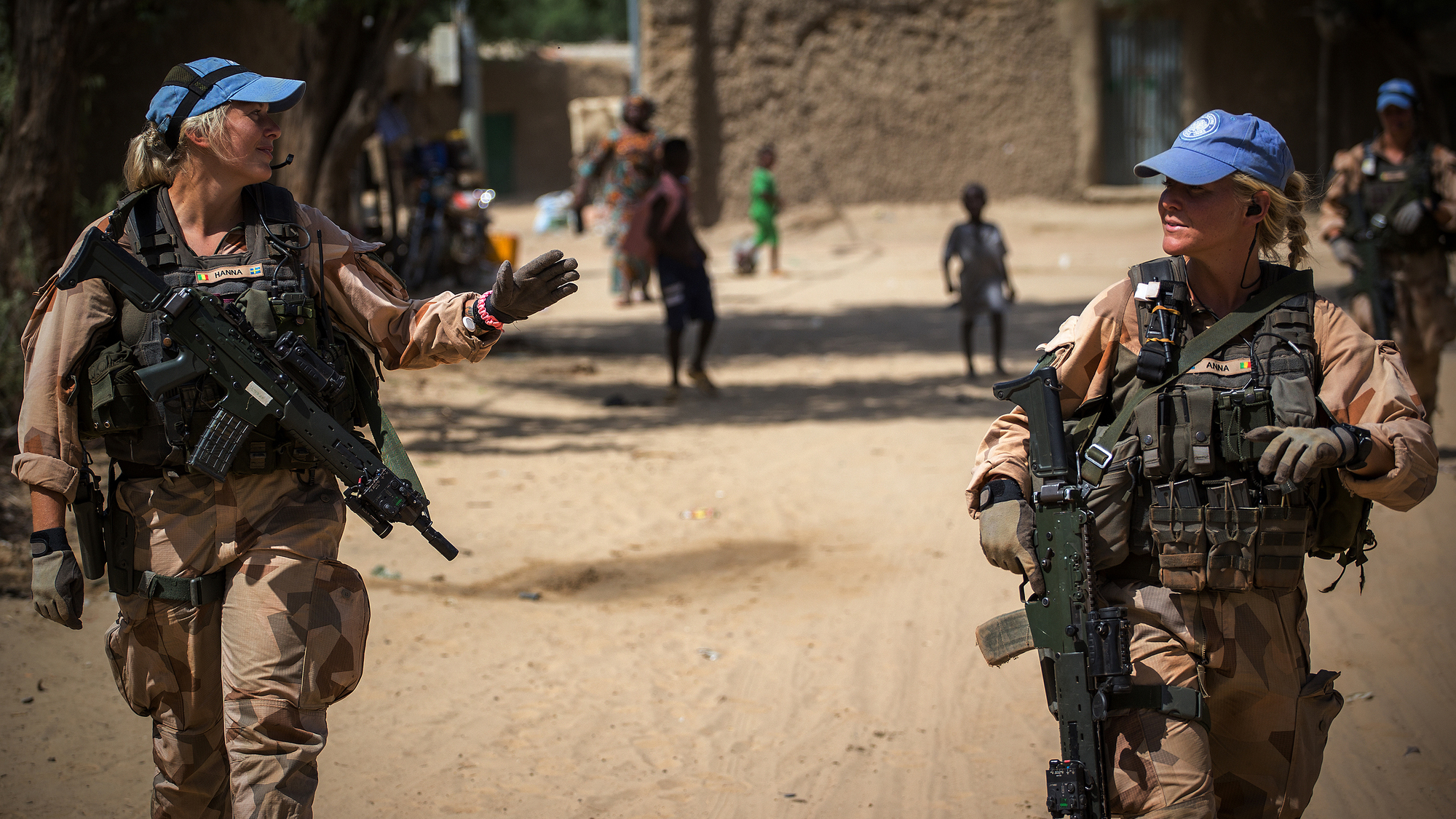 Deux casques bleus de la MINUSMA appartenant au contigent suédoissont en patrouille à Tombouctou, dans le nord du Mali. Vingt-cing femmes ont été déployées en 2018 au sein d'un bataillon de 252 Casques bleus suédois dans ce pays d'Afrique de l'Ouest.