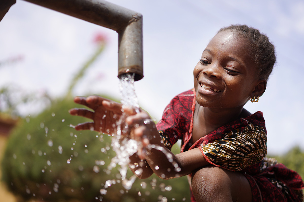 fille jouant avec de l'eau