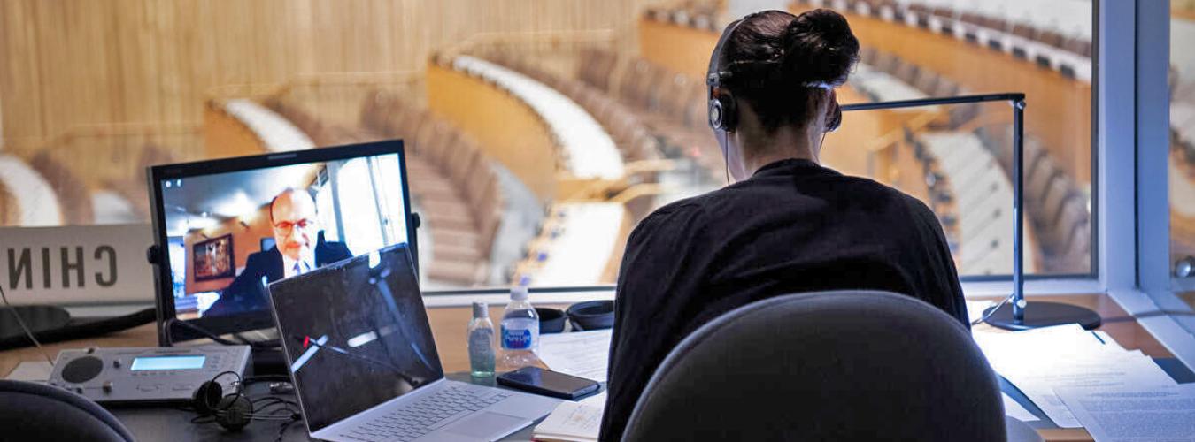 Une interprète au travail lors de la réunion virtuelle de haut niveau