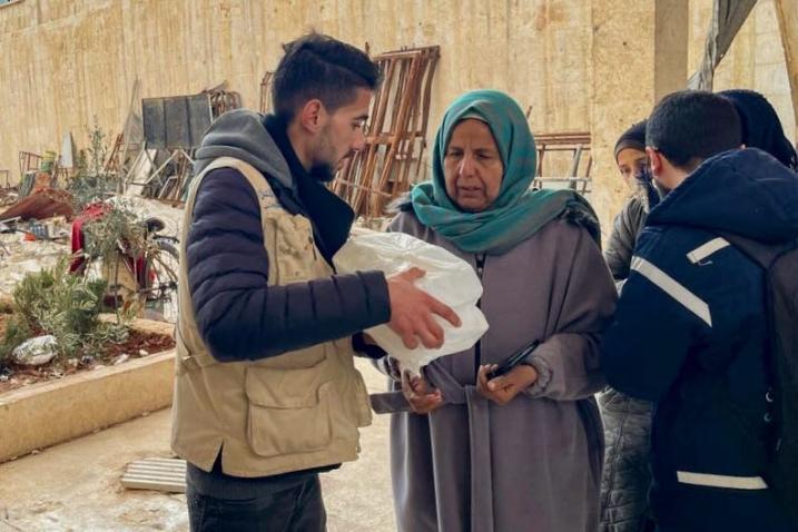 Photo d'un homme donne des repas à une famille, servant de lien vers le site du PAM