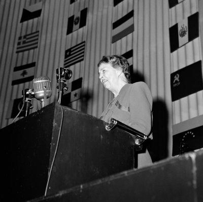 Eleanor Roosevelt se dirige a la Asamblea General de las Naciones Unidas antes de la adopción de la Declaración Universal de Derechos Humanos en el Palacio de Chaillot, en París, el 10 de diciembre de 1948. Foto ONU/ MB