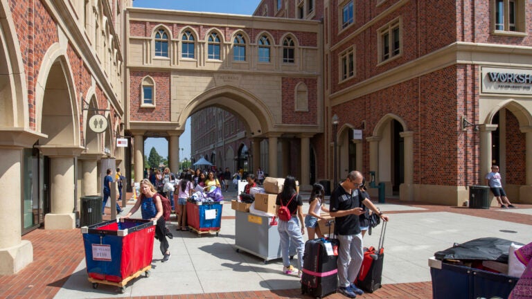 USC family and freshman on move-in day