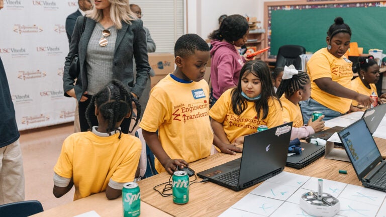 Elementary students learn together at a USC Viterbi School of Engineering event.