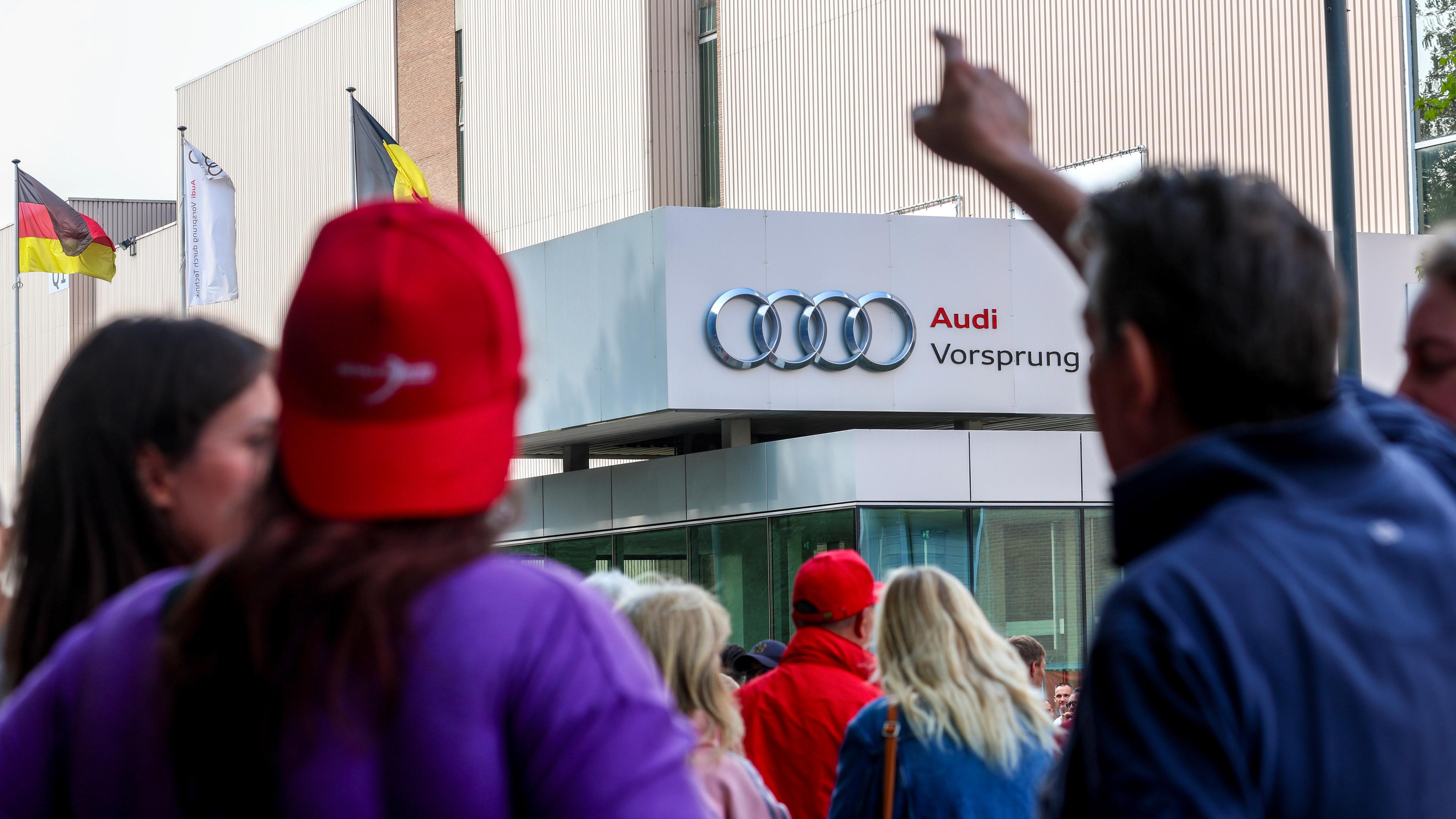 Beschäftigte des Automobilherstellers Audi und Gewerkschaftsvertreter versammeln sich am 20.08.2024.