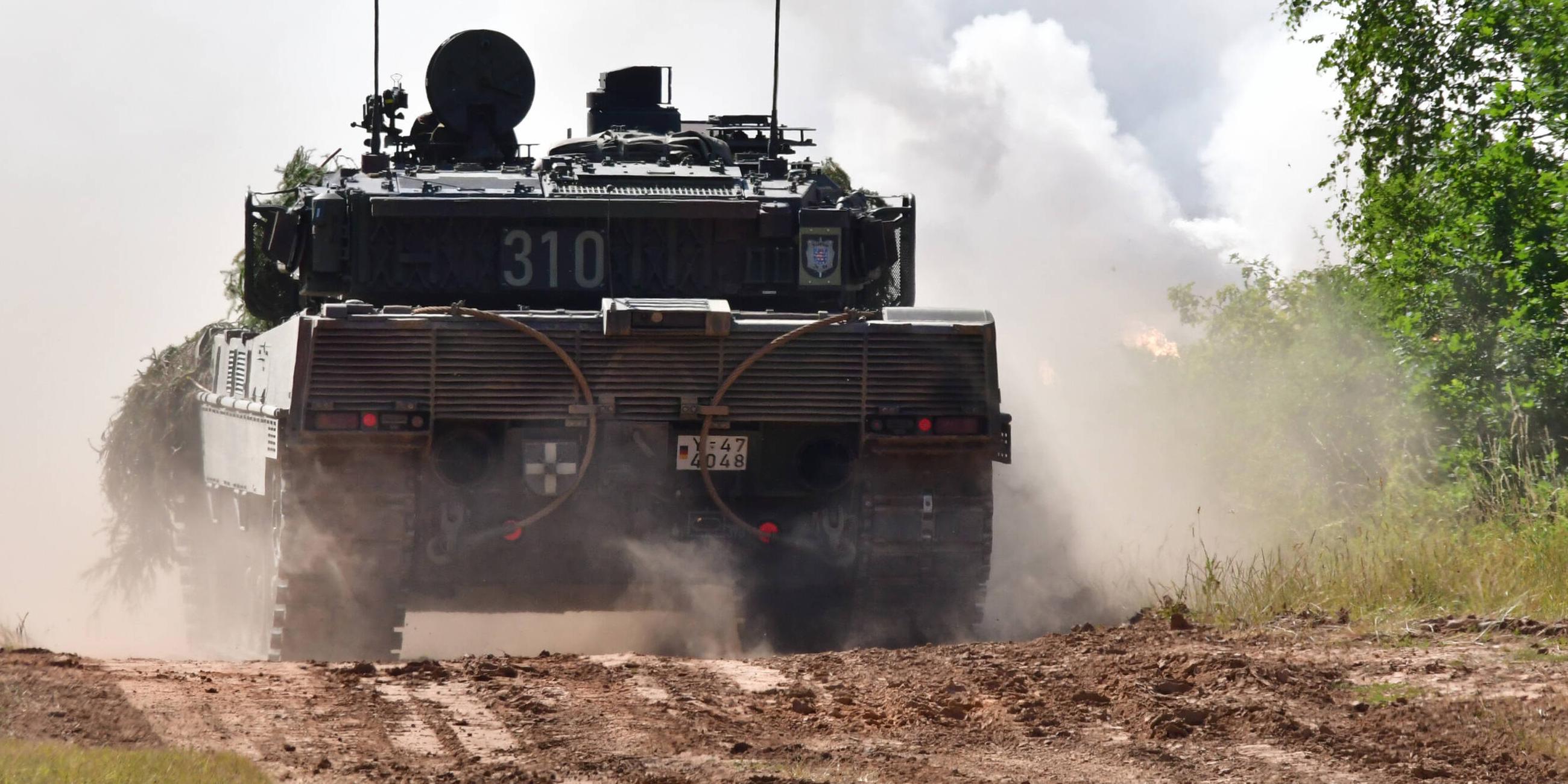 Bundeswehr Kampfpanzer Leopard 2 A7V wâ°hrend einer VorfÂ¸hrun