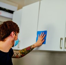 Como tirar o mau cheiro do armário de cozinha?